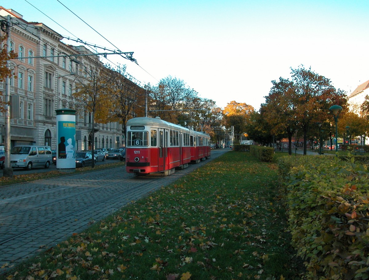 Wien Wiener Linien SL 6 (c3 1211) Neubaugürtel am 21. Oktober 2010.