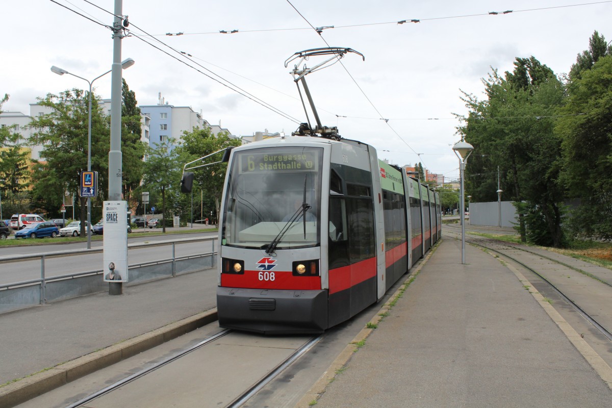 Wien Wiener Linien SL 6 (B 608) Kaiserebersdorf, Etrichstrasse / Kaiserebersdorfer Strasse / Zinnergasse am 9. Juli 2014.