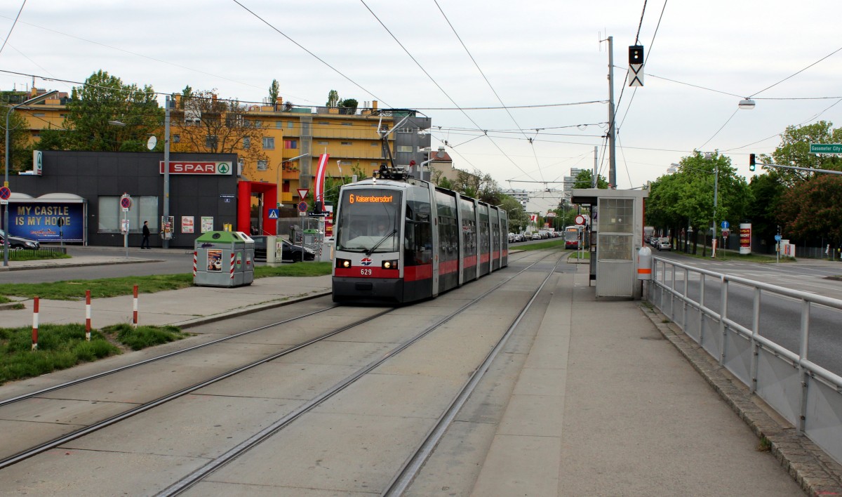 Wien Wiener Linien SL 6 (B 629) Simmeringer Hauptstrasse / Weissenböckstrasse am 1. Mai 2015.