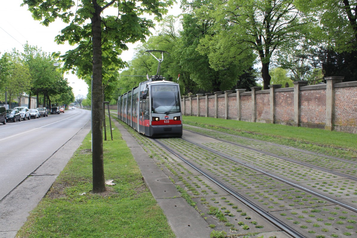 Wien Wiener Linien SL 6 (B 633) Simmeringer Hauptstrasse am 1. Mai 2015.
