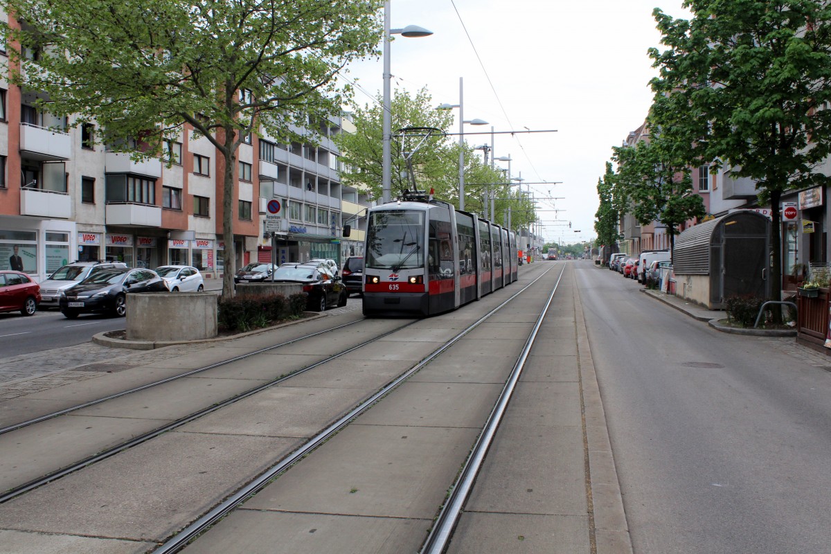 Wien Wiener Linien SL 6 (B 635) Simmeringer Hauptstrasse am 1. Mai 2015.