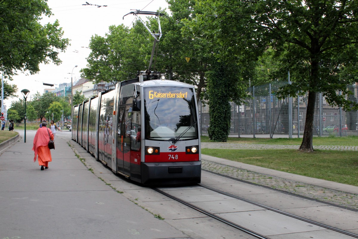 Wien Wiener Linien SL 6 (B1 748) Neubaugürtel / Westbahnhof am 30. Juni 2015.