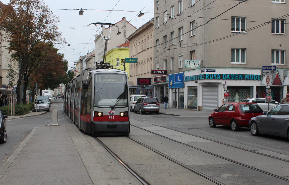 Wien Wiener Linien SL 6 (B 651) Quellenstraße / Columbusgasse am 11. Oktober 2015.