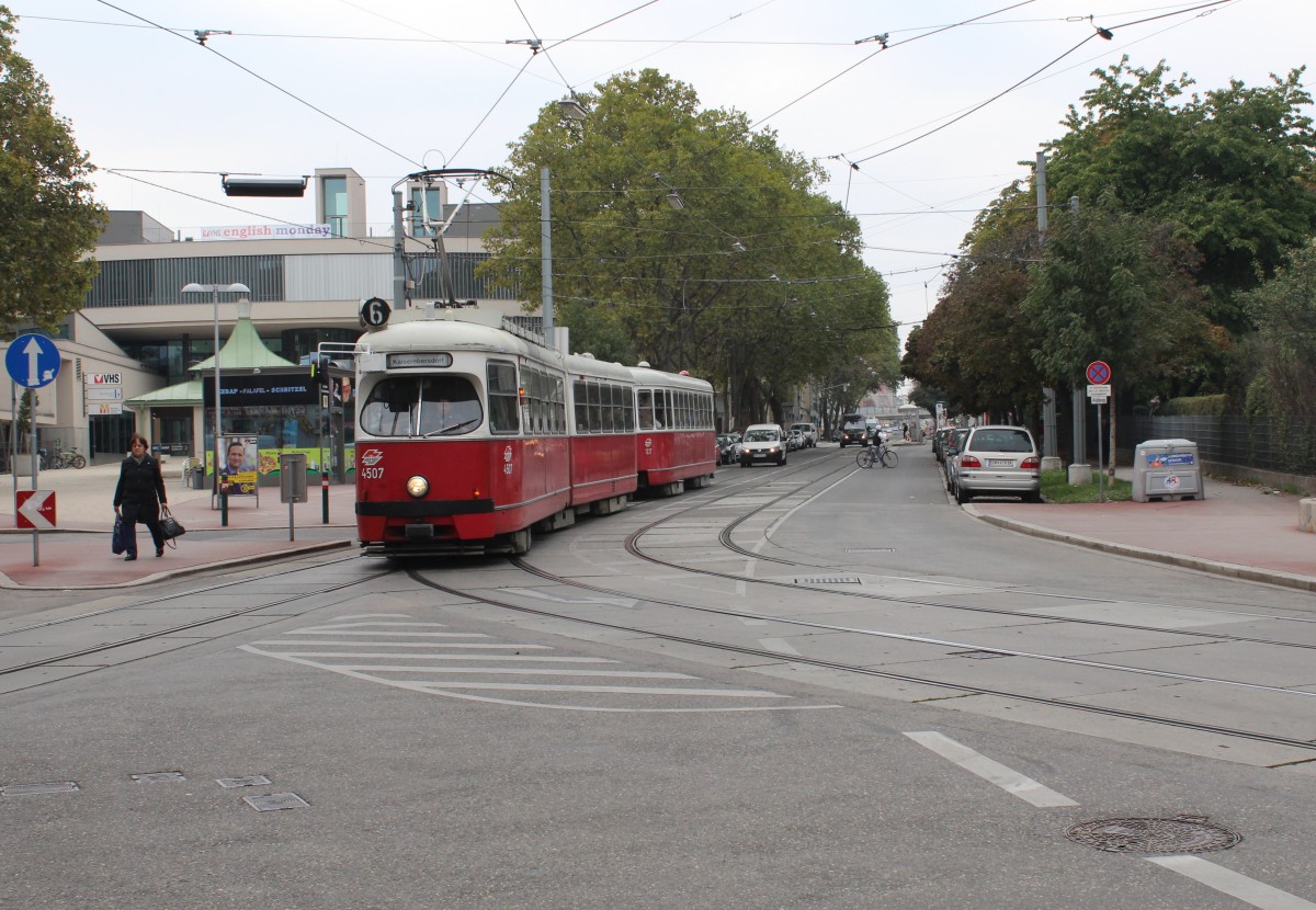 Wien Wiener Linien SL 6 (E1 4507 (Lohner 1972) + c3 1227 (Lohner 1961) Polkorabplatz / Gottschalkgasse am 12. Oktober 2015.