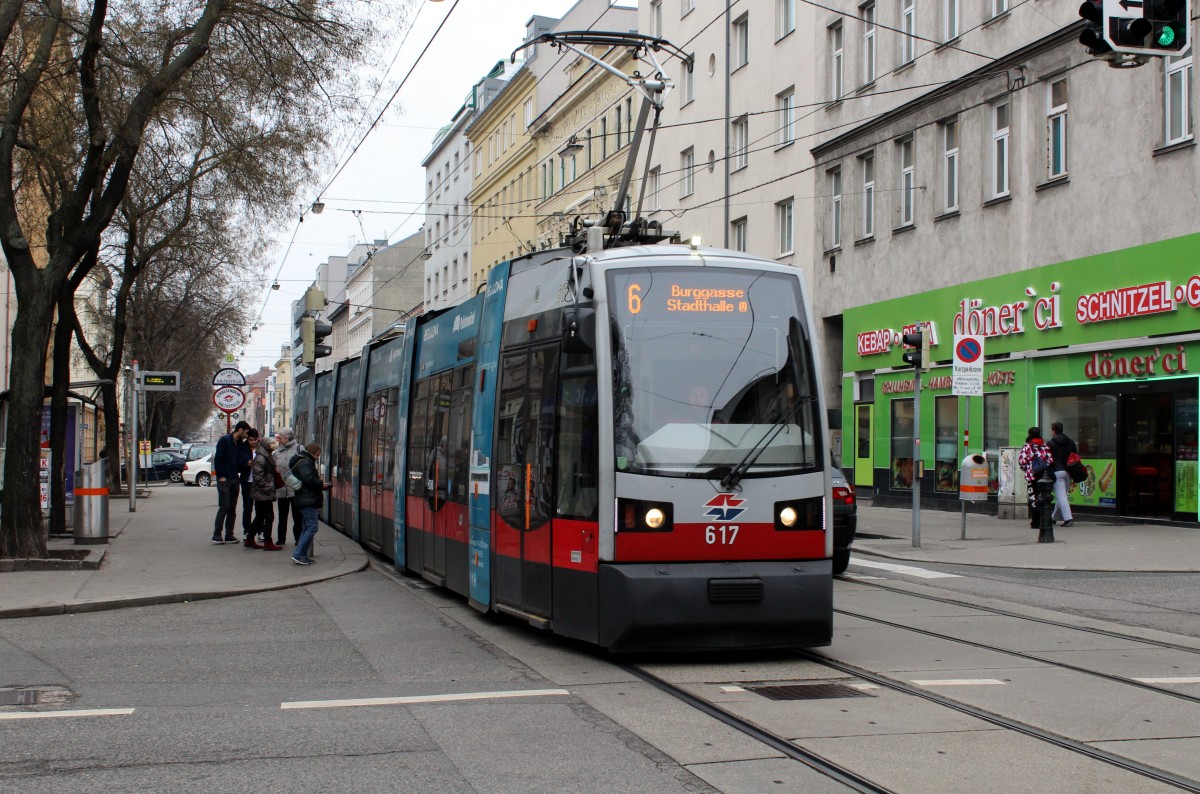 Wien Wiener Linien SL 6 (B 617) Quellenstraße / Neilreichgasse am 14. Februar 2016. - Der Zug fährt in Richtung Burggasse / Stadthalle.