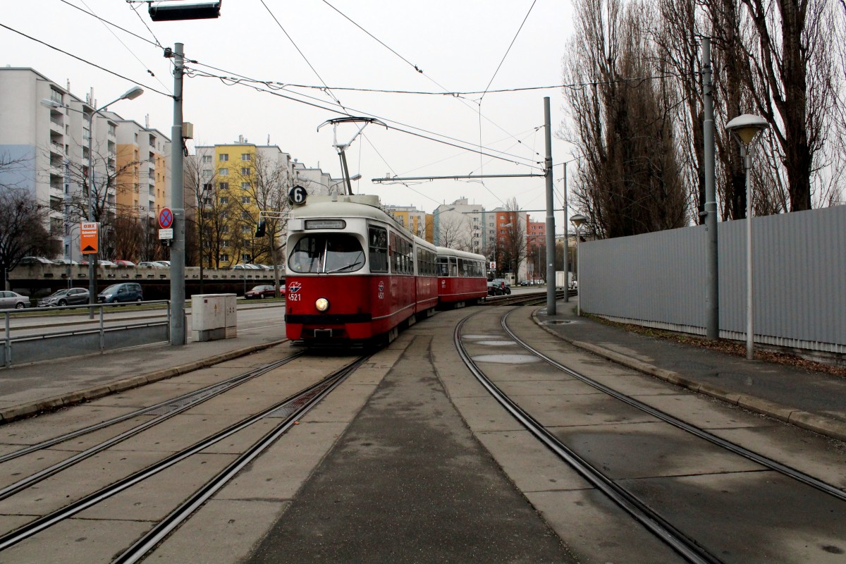 Wien Wiener Linien SL 6: Der Gelenktriebwagen E1 4521 (Lohner 1973) und der Beiwagen c4 1372 (Rotax 1977) erreichen am 15. Februar 2016 die Endstation in Kaiserebersdorf. 