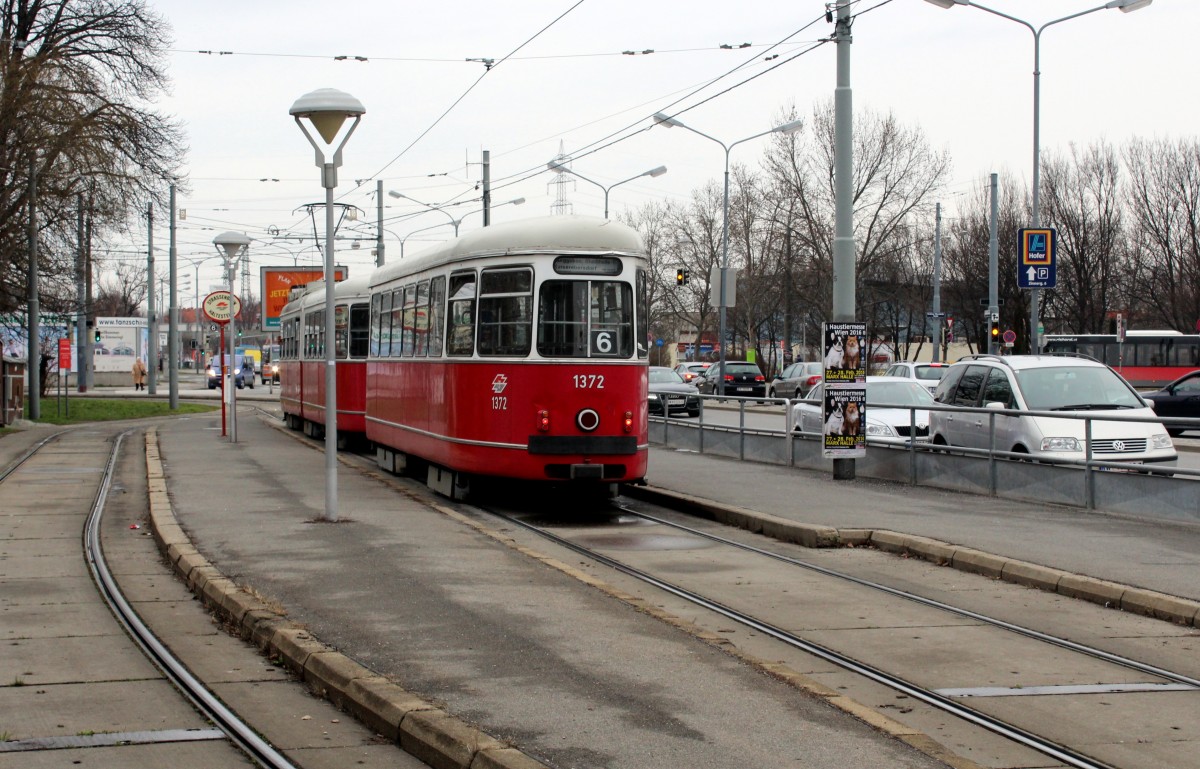 Wien Wiener Linien SL 6 (c4 1372 (Rotax 1977) + E1 4521 (Lohner 1973)) Kaiserebersdorf, Zinnergasse am 15. Februar 2016. 