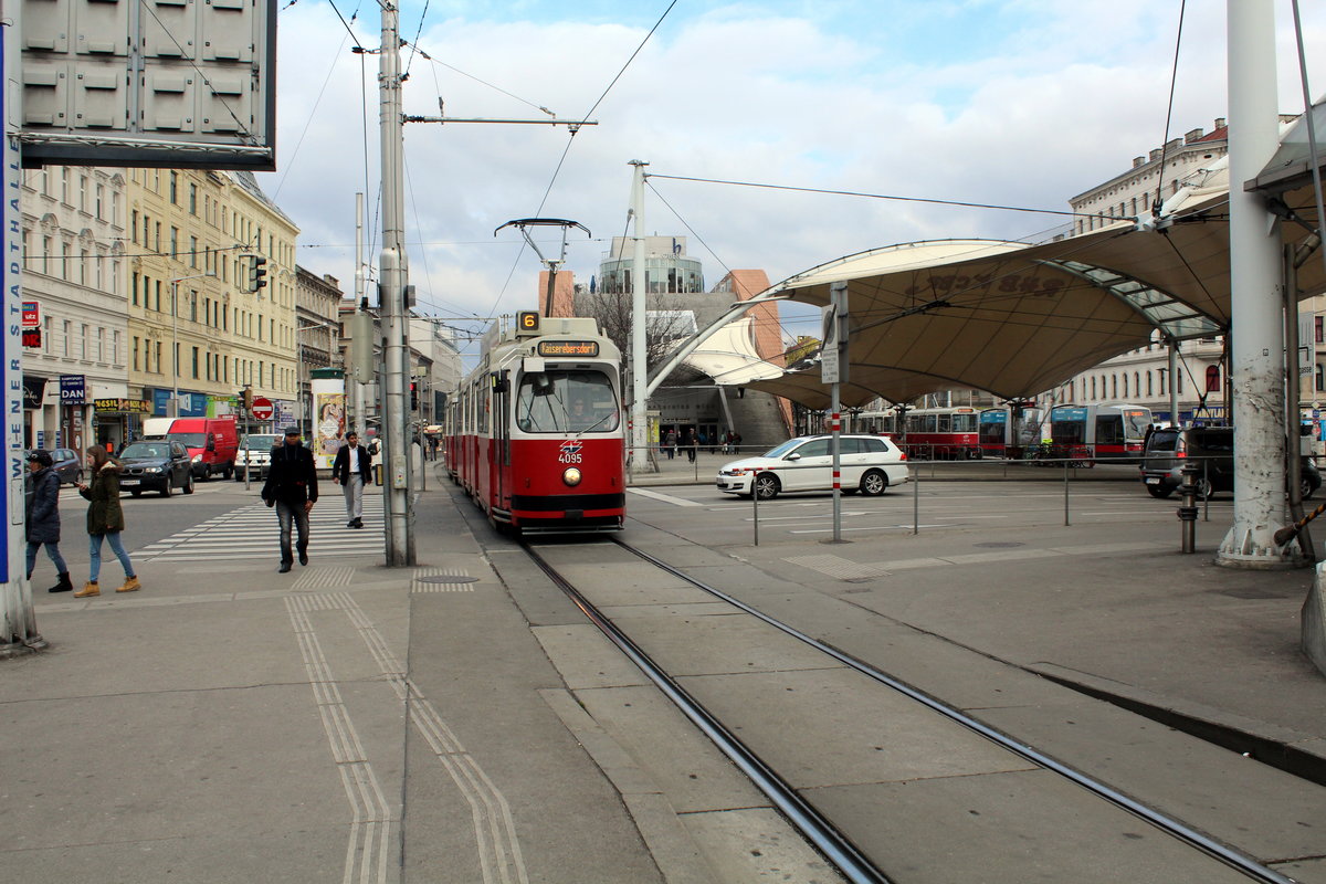 Wien Wiener Linien SL 6 (E2 4095) Neubaugürtel / Urban-Loritz-Platz am 16. Februar 2016.