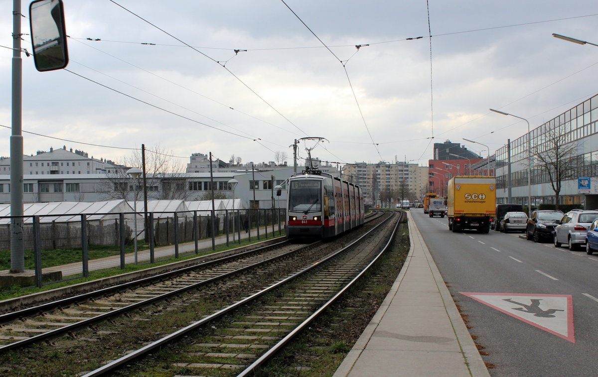 Wien Wiener Linien SL 6 (B 641) Kaiserebersdorf, Svetelskystraße am 22. März 2016.