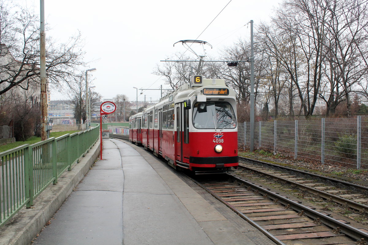 Wien Wiener Linien SL 6 (E2 4098 + c5 1498) Hst. Quellenstraße / Knöllgasse am 18. Februar 2016.