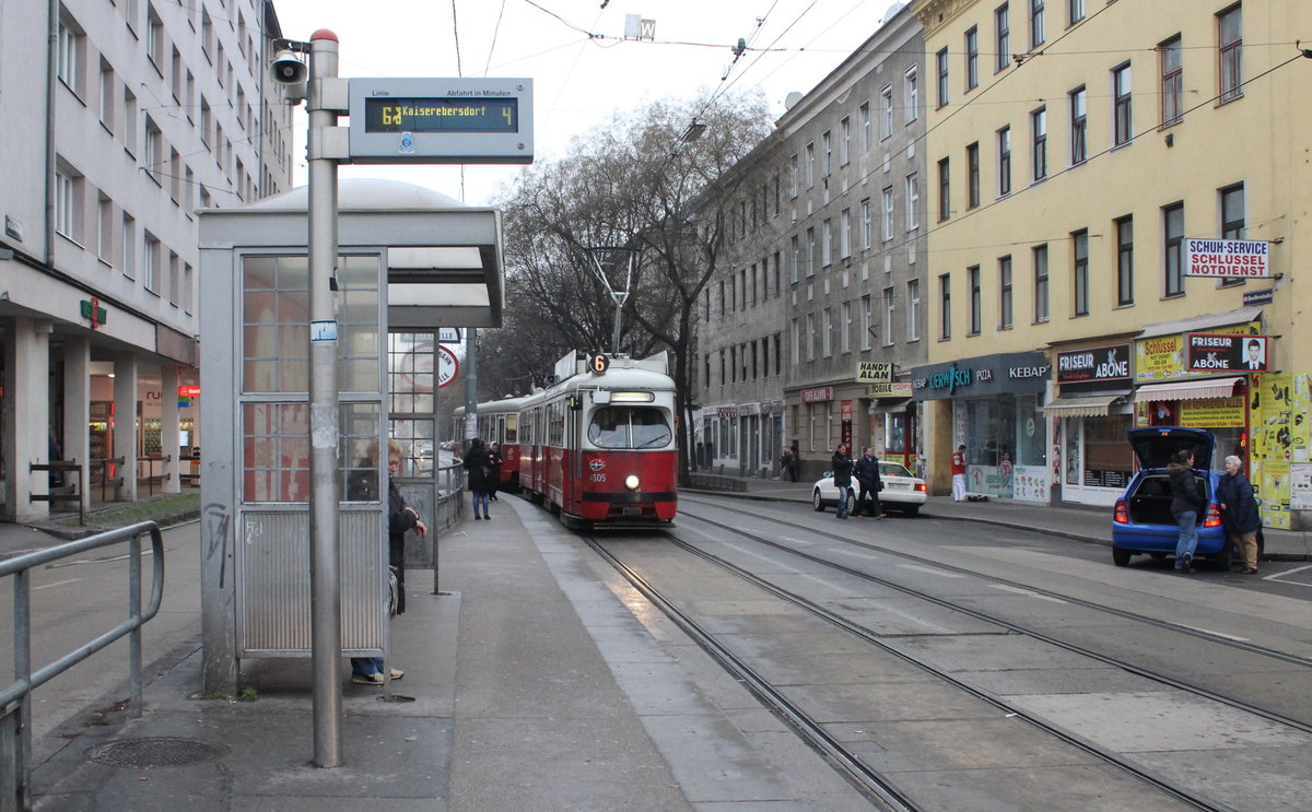 Wien Wiener Linien SL 6 am 18. Februar 2016: Ein Zug bestehend aus dem Tw 4505 und dem Bw c3 1222 kommt in der Haltestelle Quellenplatz (Favoriten, Quellestraße) an. - Der Zug fährt zum Reumannplatz.