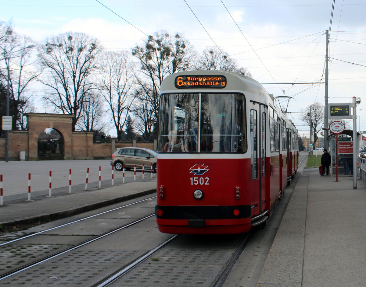 Wien Wiener Linien SL 6 (c5 1502 + E2 4202) Simmering, Simmeringer Hauptstraße / Zentralfriedhof 2. Tor am 22. März 2016.