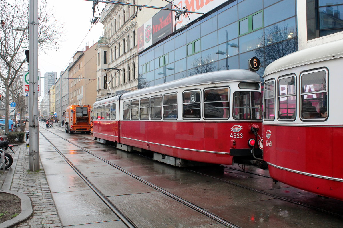 Wien Wiener Linien SL 6 (E1 4523 + c3 1249) Simmering, Simmeringer Hauptstraße am 18. Februar 2016.