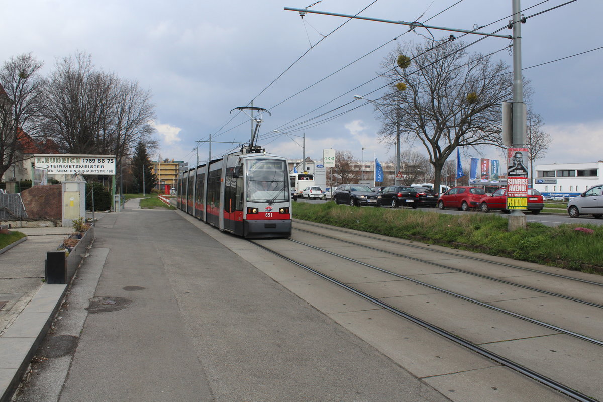 Wien Wiener Linien SL 6 (B 651) Simmering, Simmeringer Hauptstraße am 22. März 2016.