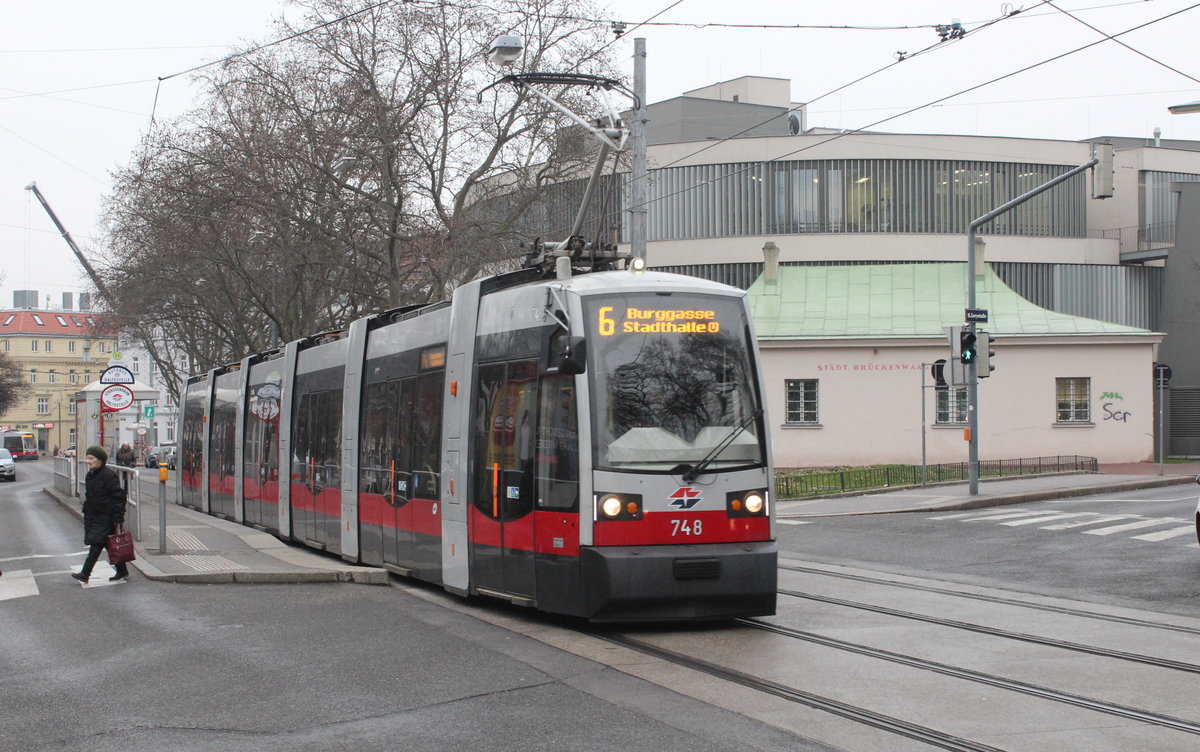 Wien Wiener Linien SL 6 (B1 748) Simmering, Geiselbergstraße / Lorystraße am 18. Februar 2016. - Geiselbergstraße bekam 1875 ihren Namen, da sie über den Geiselberg führt.  - Seit 1889 ist Lorystraße nach dem Arzt Karl Lory (1794 - 1867) benannt; er behandelte die Armen in Simmering kostenlos.
