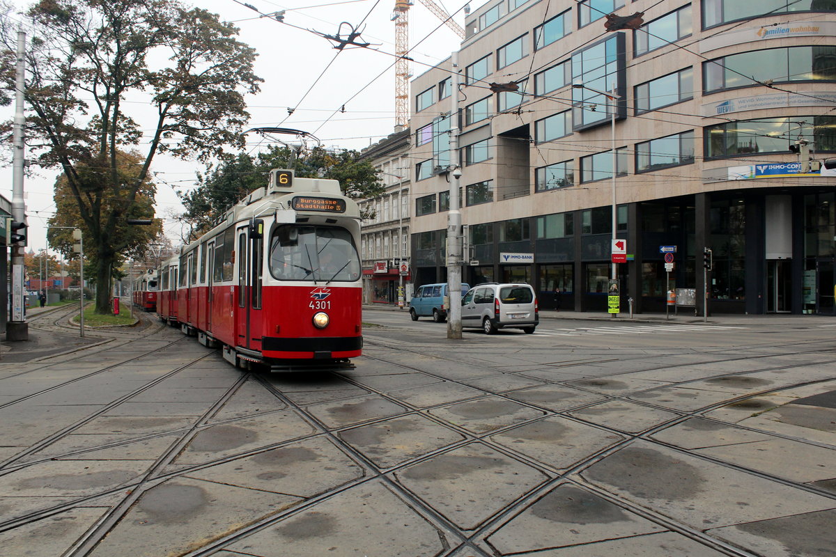 Wien Wiener Linien SL 6 (E2 4301) XV, Rudolfsheim-Fünfhaus, Neubaugürtel / Märzstraße am 19. Oktober 2016.