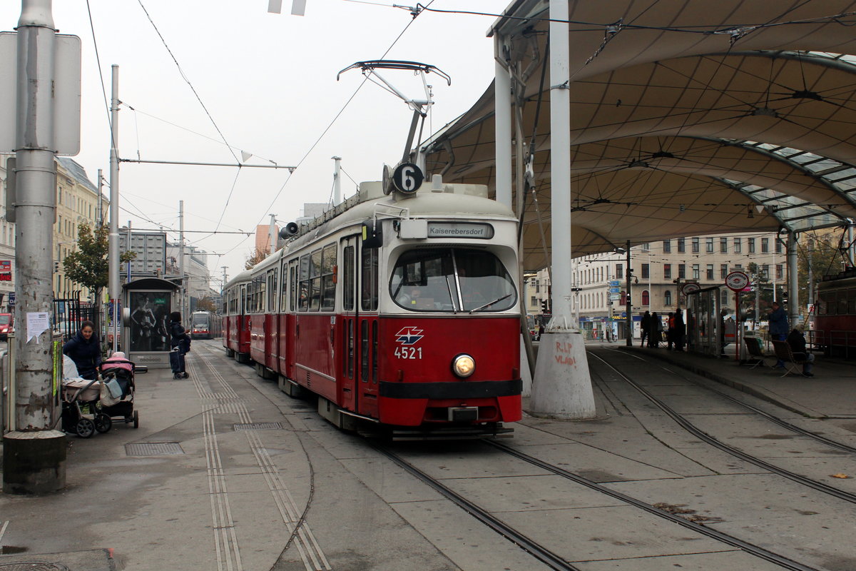 Wien Wiener Linien SL 6 (E1 4521 + c3 1222) Neubaugürtel (Hst. Urban-Loritz-Platz) am 19. Oktober 2016. - Sowohl der Tw E1 4521 als auch der Bw c3 1222 wurden von den Lohnerwerken in Wien-Floridsdorf hergestellt. Lieferungsjahre: 1961 (c3 1222) und 1973 (E1 4521).