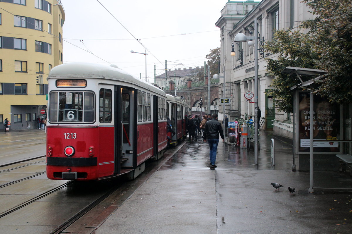 Wien Wiener Linien SL 6 (c3 1213 + E1 4522) VI, Mariahilf, Mariahilfer Gürtel / Gumpendorfer Straße (Hst. Gumpendorfer Straße) am 18. Oktober 2016.