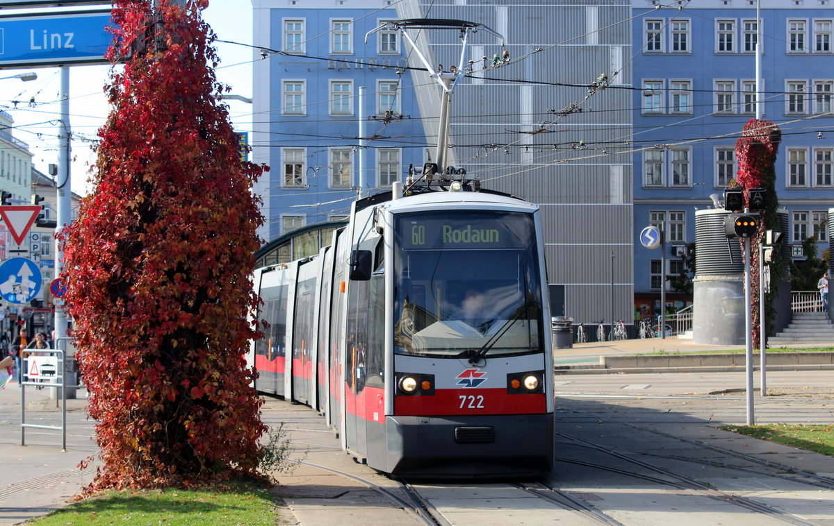 Wien Wiener Linien SL 60: Der ULF B1 722 erreicht am 14. Oktober 2017 die Endstation Westbahnhof. Seit Anfang September 2017 bedient der 60er die Strecke Rodaun - Hietzing, Kennedybrücke - Westbahnhof.
