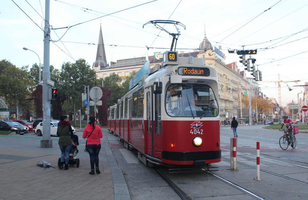 Wien Wiener Linien SL 60 (E2 4042) XV, Rudolfsheim-Fünfhaus, Mariahilfer Straße / Neubaugürtel / Europaplatz / Westbahnhof am 17. Oktober 2017.