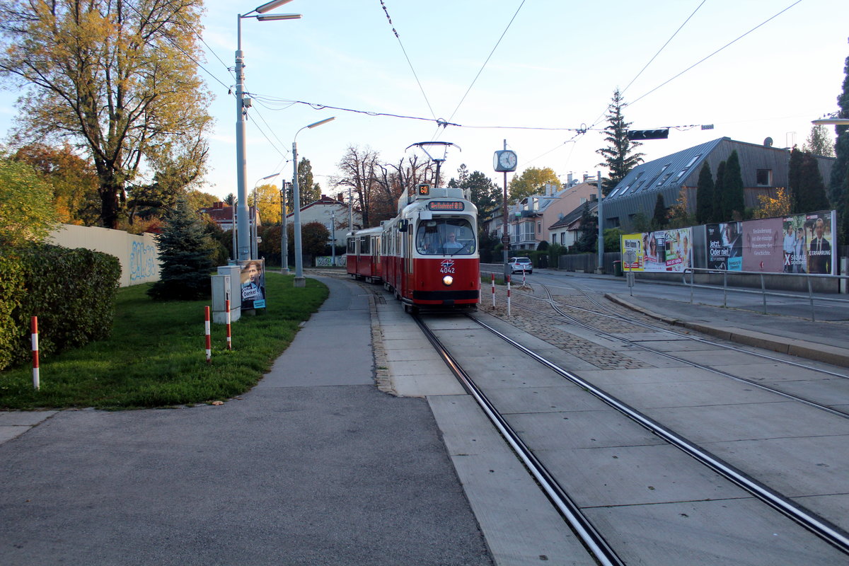Wien Wiener Linien SL 60 (E2 4042) XXIII, Liesing, Mauer, Dreiständstraße am 17. Oktober 2017.