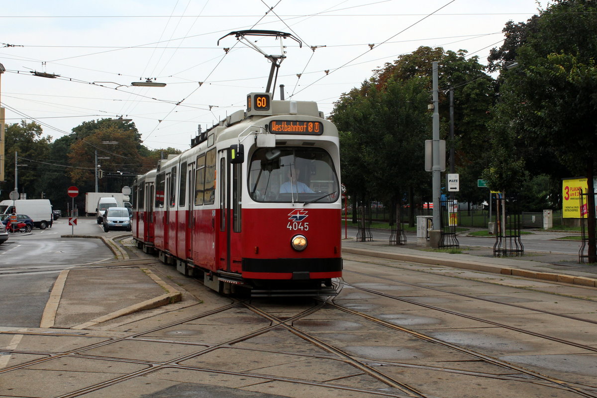 Wien Wiener Linien SL 60 (E2 4045 (SGP 1980) + c5 1445 (Bombardier-Rotax 1979)) XV, Rudolfsheim-Fünfhaus, Rudolfsheim, Mariahilfer Straße / Schwendergasse / Straßenbahnbetriebsbahnhof Rudolfsheim am 23. Juli 2018.
