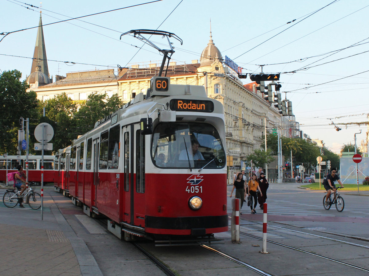 Wien Wiener Linien SL 60 (E2 4051 (SGP 1985) + c5 1452 (Bombardier-Rotax 1980)) XV, Rudolfsheim-Fünfhaus, Fünfhaus, Mariahilfer Straße / Neubaugürtel / Europaplatz am 31. Juli 2018.