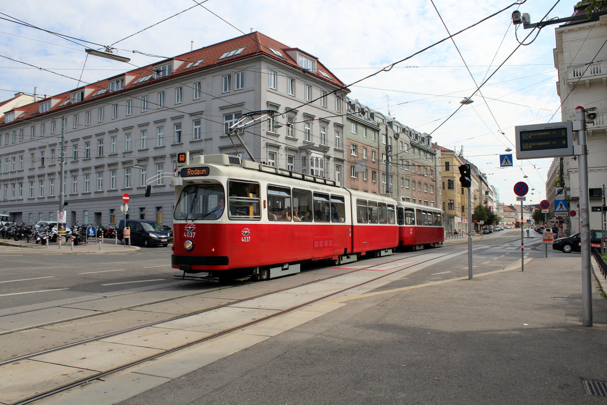 Wien Wiener Linien SL 60 (E2 4037 (SGP 1980) + c5 1437 (Bombardier-Rotax 1979)) XV, Rudolfsheim-Fünfhaus, Rudolfsheim, Mariahilfer Straße / Zollernsperggasse / Anschützgasse am 2. August 2018.