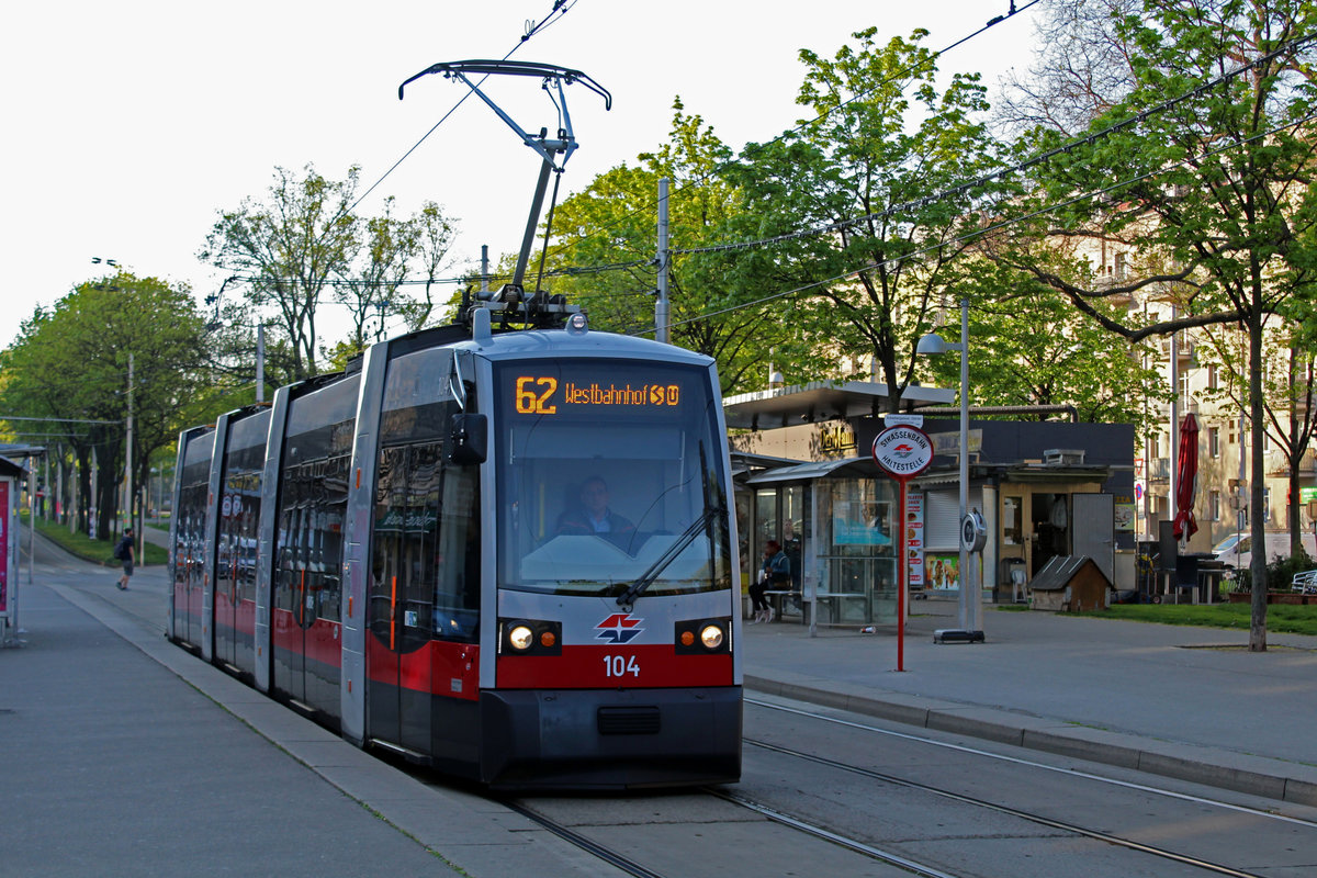 Wien Wiener Linien SL 62 (A1 104) V, Margareten, Margaretengürtel / Arbeitergasse am 19. April 2018. - Am Morgen des 19. April fuhren einige Kurse der SL 62 zum Westbahnhof, da es im Bereich Dörfelstraße / Eichenstraße im 12. Bezirk Meidling einen Verkehrsunfall gegeben hatte, was verhinderte, dass der 62er seine Stammstrecke vom Gürtel nach Lainz über die Eichenstraße benutzen konnte.