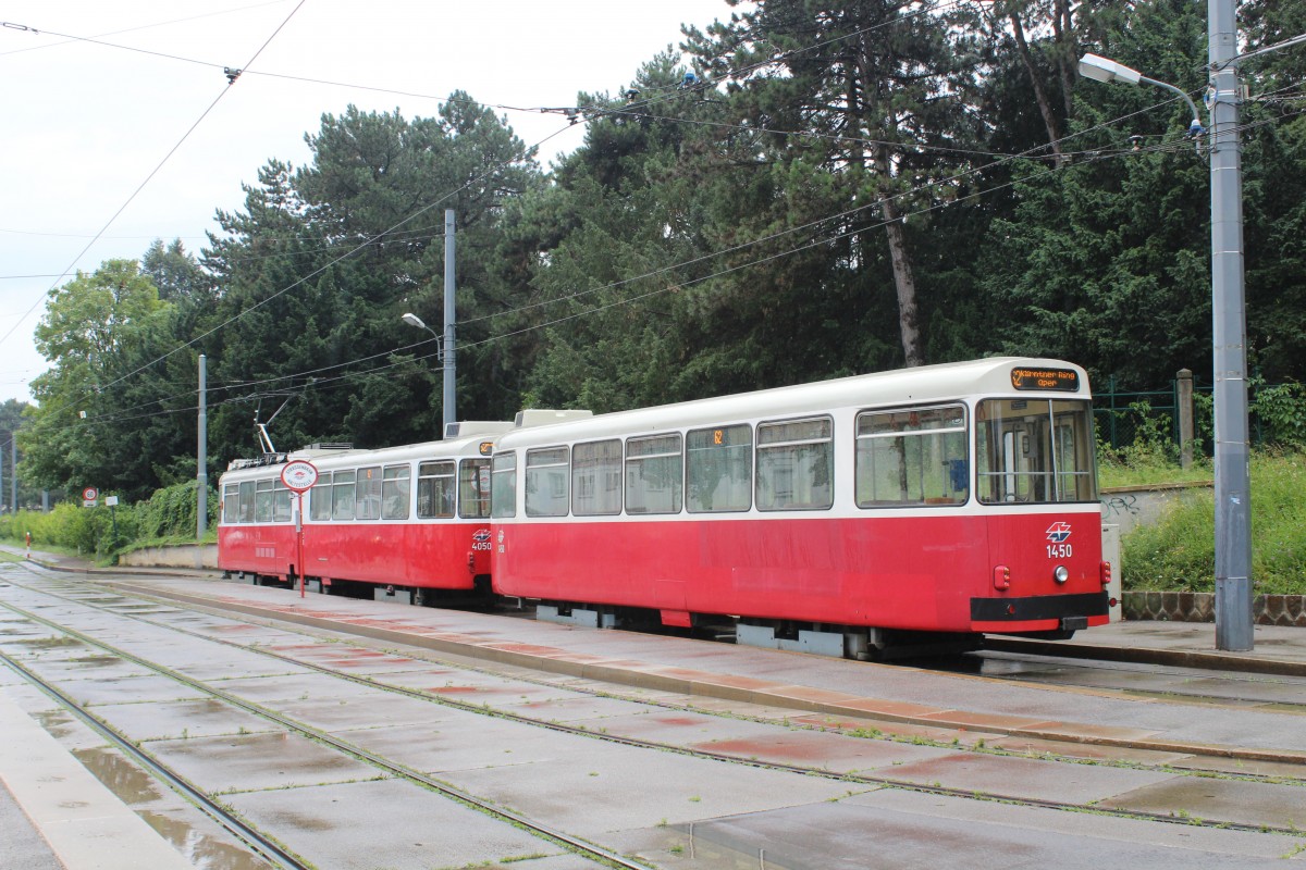 Wien Wiener Linien SL 62 (c5 1450 + E2 4050) Lainz, Wolkersbergenstrasse am 11. Juli 2014.