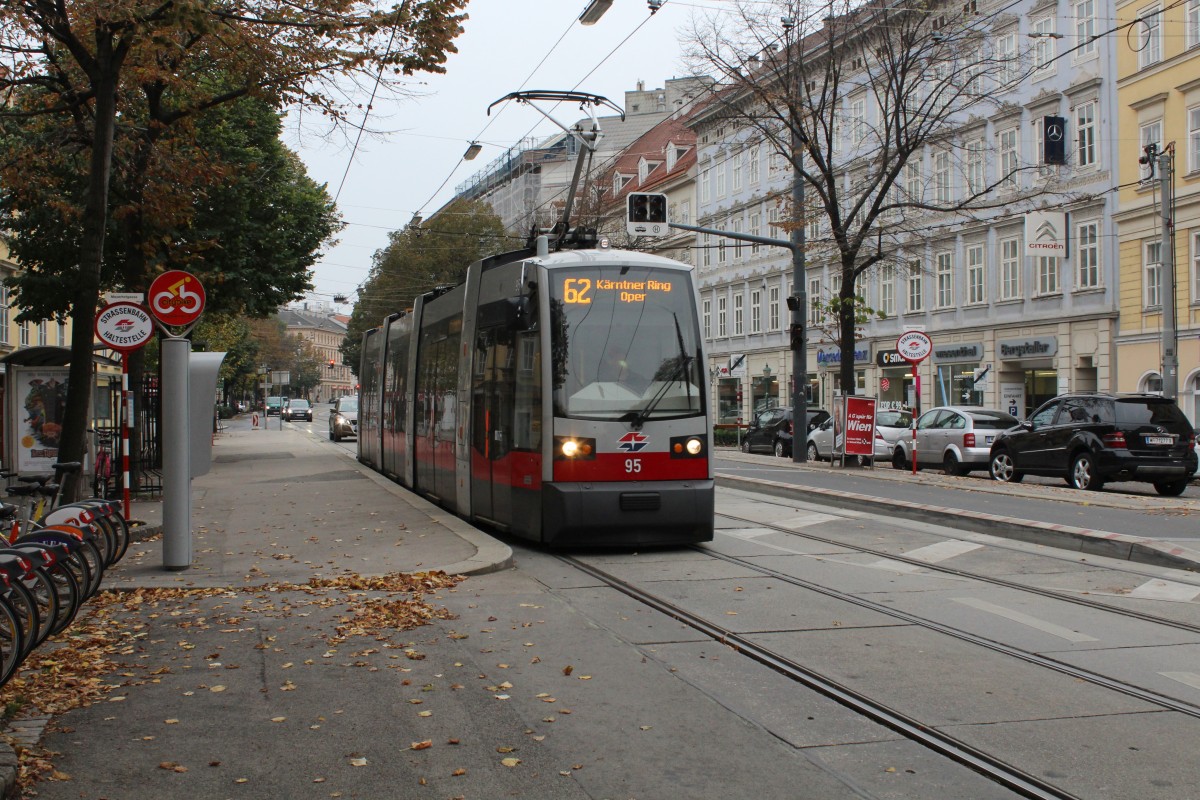 Wien Wiener Linien SL 62 (A1 95) Wiedner Hauptstraße (Hst. Mayerhofgasse) am 11. Oktober 2015.