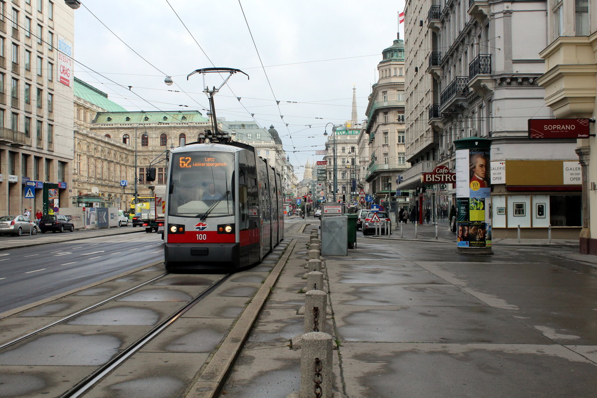 Wien Wiener Linien SL 62 (A1 100) Innere Stadt (1. Bezirk), Kärntner Straße / Bösendorferstraße am 24. März 2016. - Ludwig Bösendorfer (1835 bis 1919) war Klavierfabrikant. -  Im Hintergrund links sieht man einen Teil der Wiener Staatsoper, die von den Architekten Eduard van der Null und August Sicard von Sicardsburg erbaut wurde.