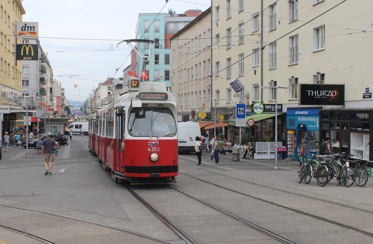 Wien Wiener Linien SL 67 (E2 4303 + c5 1503) X, Favoriten, Favoritenstraße / Reumannplatz am 27. Juni 2017.