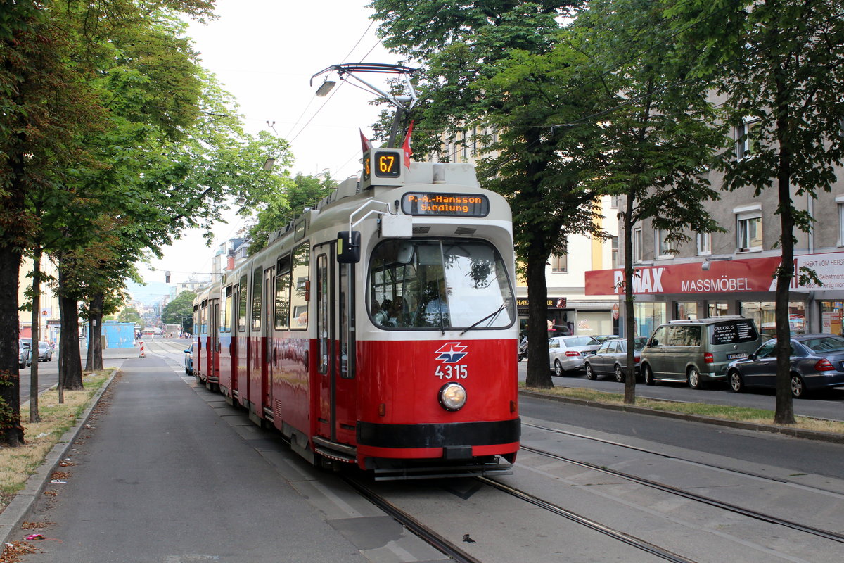 Wien Wiener Linien SL 67 (E2 4315) X, Favoritenstraße / Staudiglgasse am 27. Juni 2017.