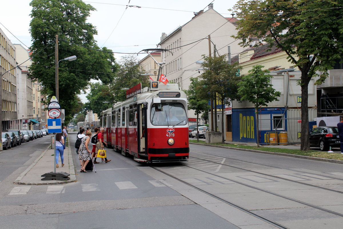 Wien Wiener Linien SL 67 (E2 4319) X, Favoriten, Favoritenstraße (Hst. Schleiergasse) am 27. Juni 2017.