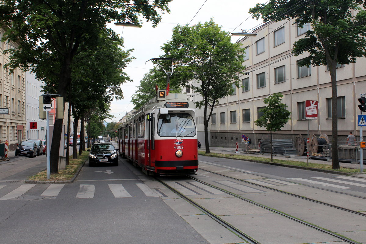 Wien Wiener Linien SL 67 (E2 4082) X, Favoriten, Favoritenstraße / Hebbelgasse am 27. Juni 2017.