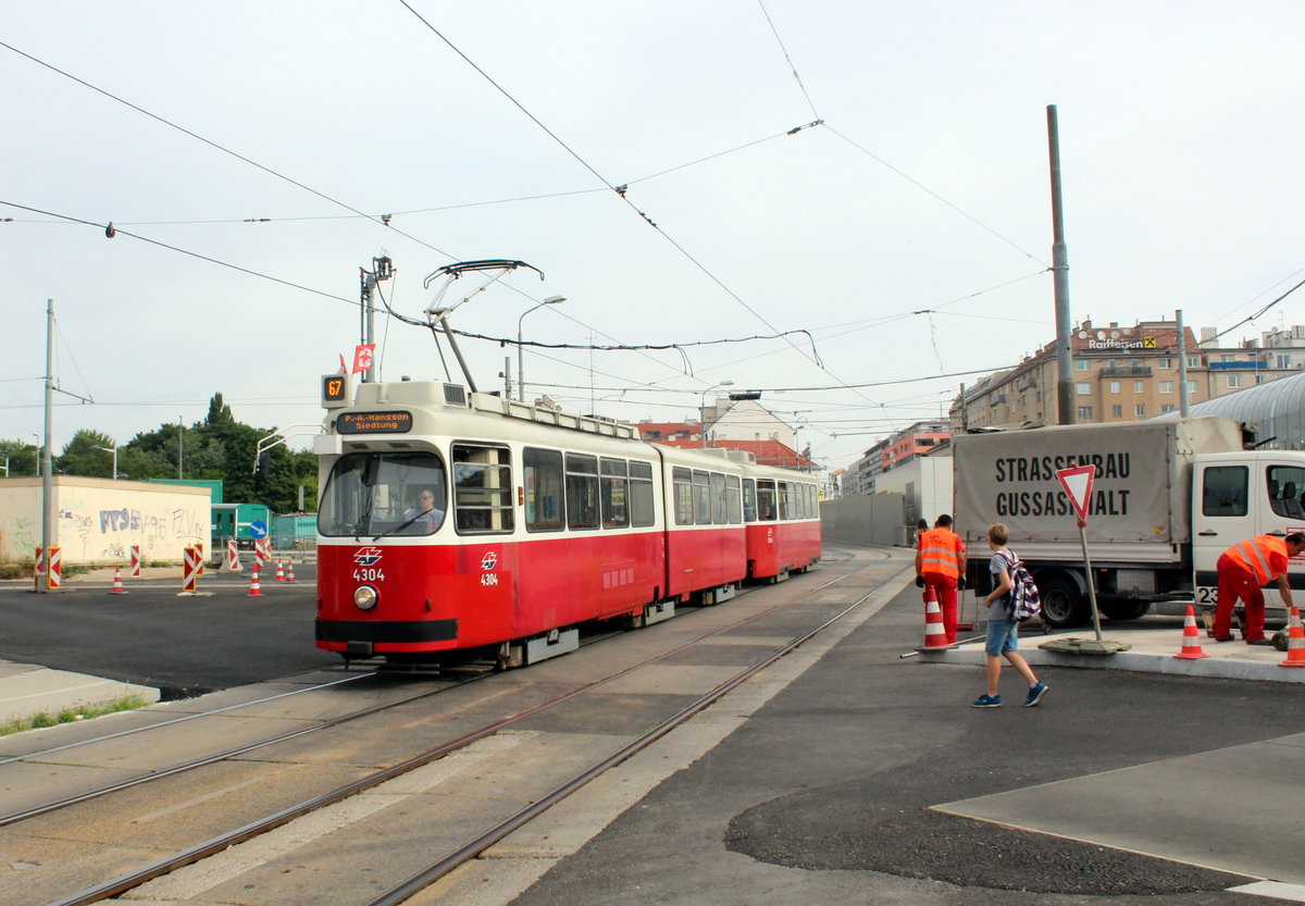 Wien Wiener Linien SL 67 (E2 4304) X, Favoriten, Altes Landgut am 27. Juni 2017.