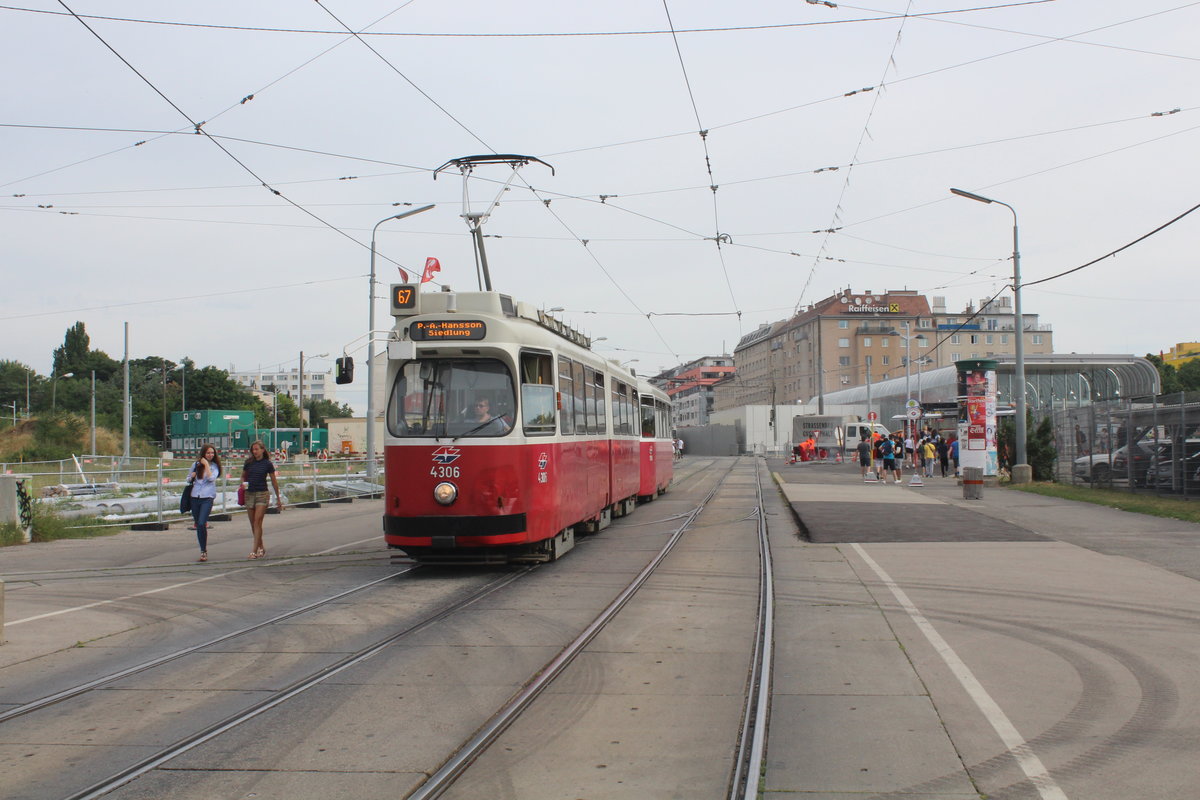Wien Wiener Linien SL 67 (E2 4306) X, Favoriten, Altes Landgut am 27. Juni 2017.
