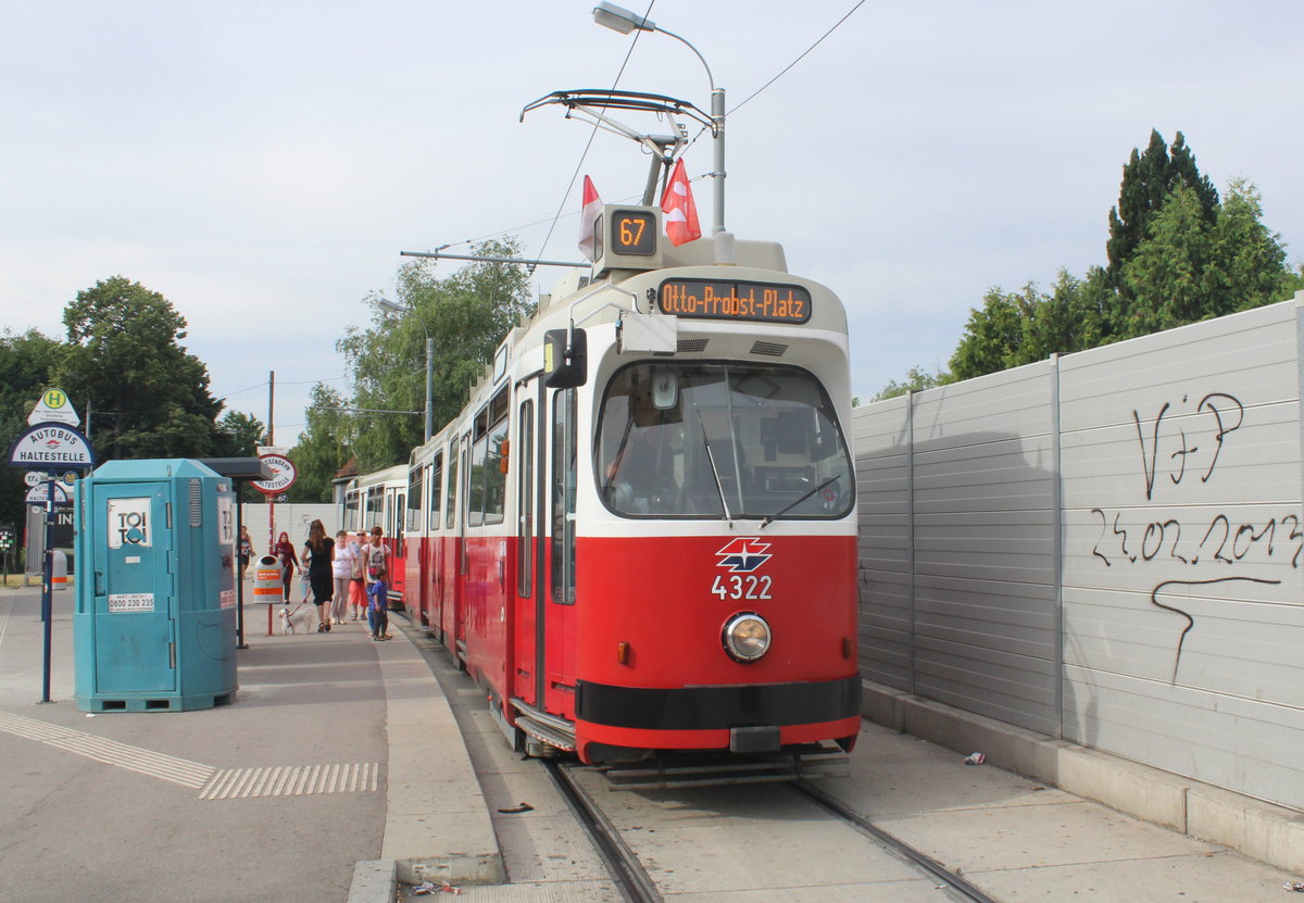 Wien Wiener Linien SL 67 (E2 4322) X, Favoriten, Endst. Per-Albin-Hansson-Siedlung am 27. Juni 2017.