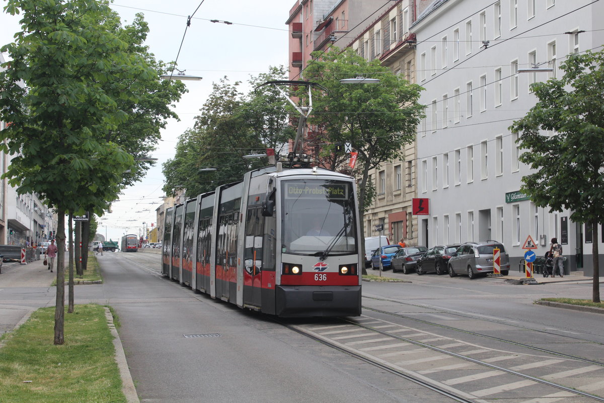 Wien Wiener Linien SL 67 (B 636) X, Favoriten, Favoritenstraße / Hebbelgasse am 27. Juni 2017. - Ab dem 2. September um etwa 11 Uhr werden die Fahrgäste, die bisher zwischen Reumannplatz und Alaudagasse / Per-Albin-Hansson-Siedlung durch den 67er bedient worden sind, unter der Erde mit der U1 befördert. Damit wird der Teil der Favoritenstraße zwischen dem Reumannplatz und Altem Landgut wahrscheinlich noch menschenleerer und vermutlich werden noch einige Geschäfte schließen müssen, weil die potentiellen Kunden die Geschäfte nicht mehr sehen, weil sie unter der Erde fahren. 