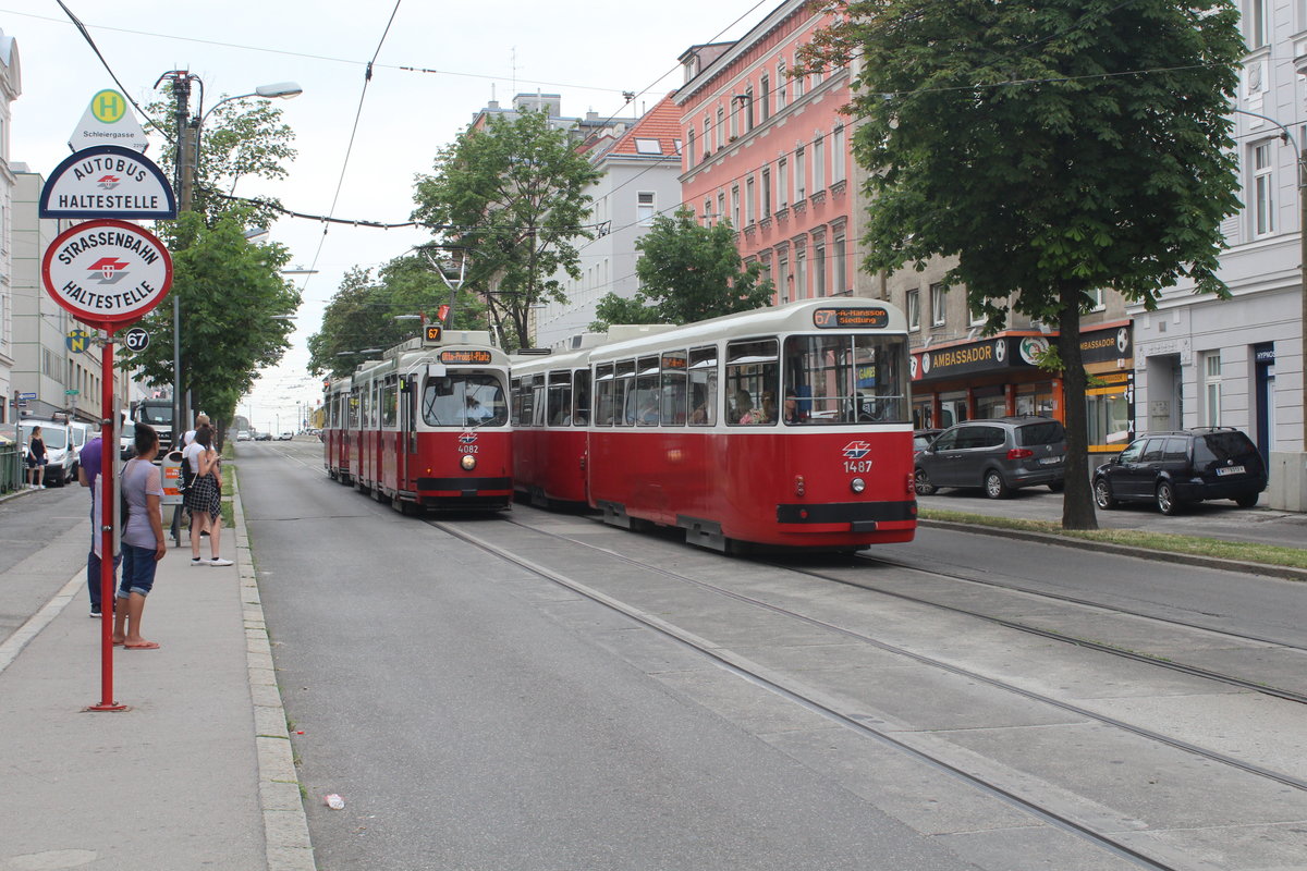 Wien Wiener Linien SL 67 (E2 4082 / c5 1487) X, Favoriten, Favoritenstraße / Schleiergasse am 27. Juni 2017.