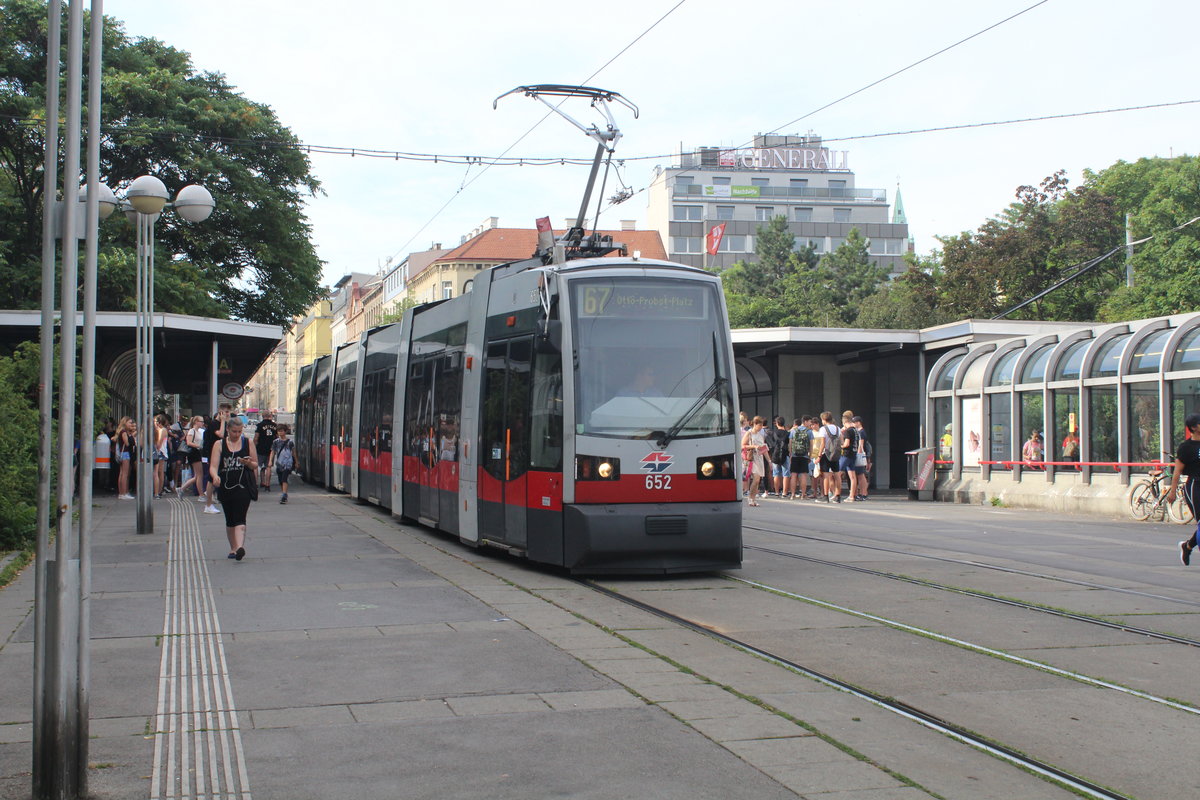 Wien Wiener Linien SL 67 (B 652) X, Favoriten, Reumannplatz am 27. Juni 2017.