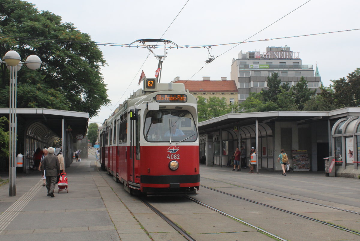 Wien Wiener Linien SL 67 (E2 4082) X, Favoriten, Reumannplatz am 27. Juni 2017.
