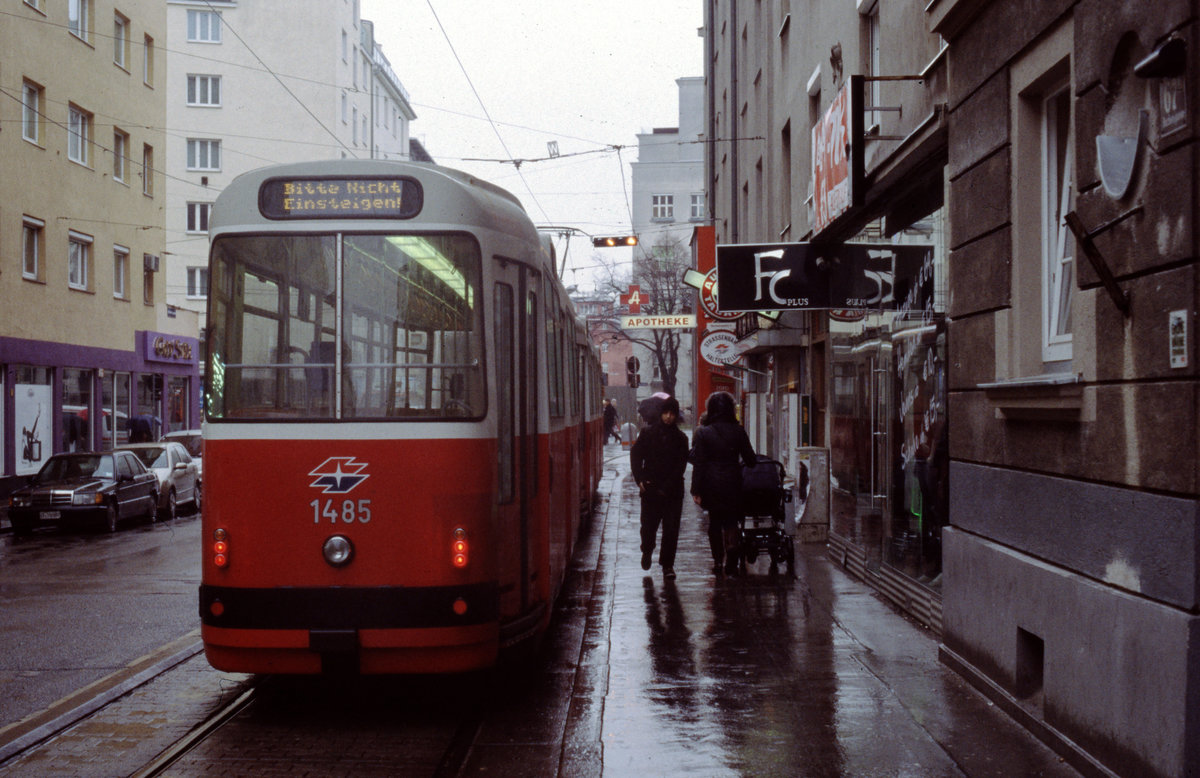 Wien Wiener Linien SL 67 (?): Eine E2+c5-Garnitur (c5 1485) steht in der Buchengasse (im 10. Bezirk Favoriten); der Zug soll in den Straßenbahnbetriebsbahnhof Favoriten einziehen, weshalb er von der Haltestelle in der Buchengasse ohne Fahrgäste weiterfahren wird. - Scan eines Diapositivs. Film: Fuji RXP. Kamera: Konica FS-1.