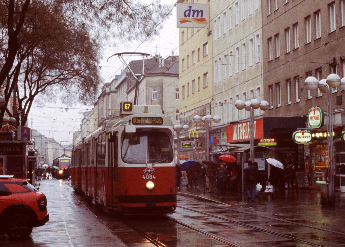 Wien Wiener Linien SL 67 (E2 4084) X, Favoriten, Quellenstraße im Februar 2016. - Scan eines Diapositivs. Film: Fuji RXP. Kamera: Konica FS-1.