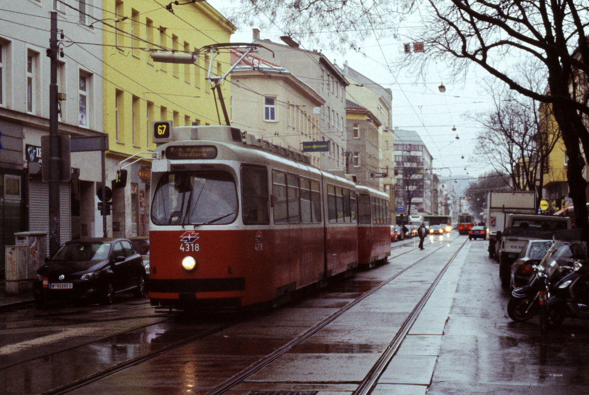 Wien Wiener Linien SL 67 (E2 4318) X, Favoriten, Quellenstraße / Leibnizgasse im Februar 2016. - Scan eines Diapositivs. Film: Fuji RXP. Kamera: Konica FS-1. 
