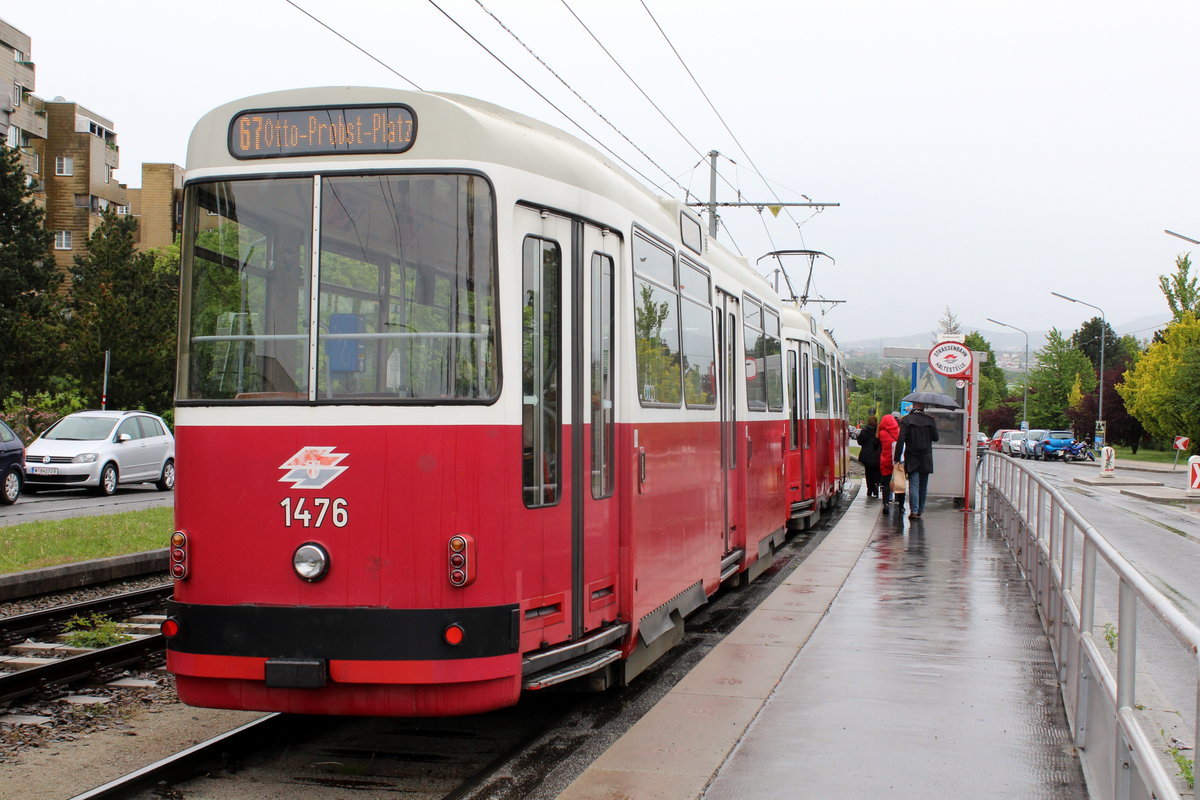 Wien Wiener Linien SL 67 (c5 1476 + E2 4323 (Bombardier-Rotax 1987 + 1990) X, Favoriten, Neilreichgasse (Hst. Sahulkastraße) am 9. Mai 2019. 