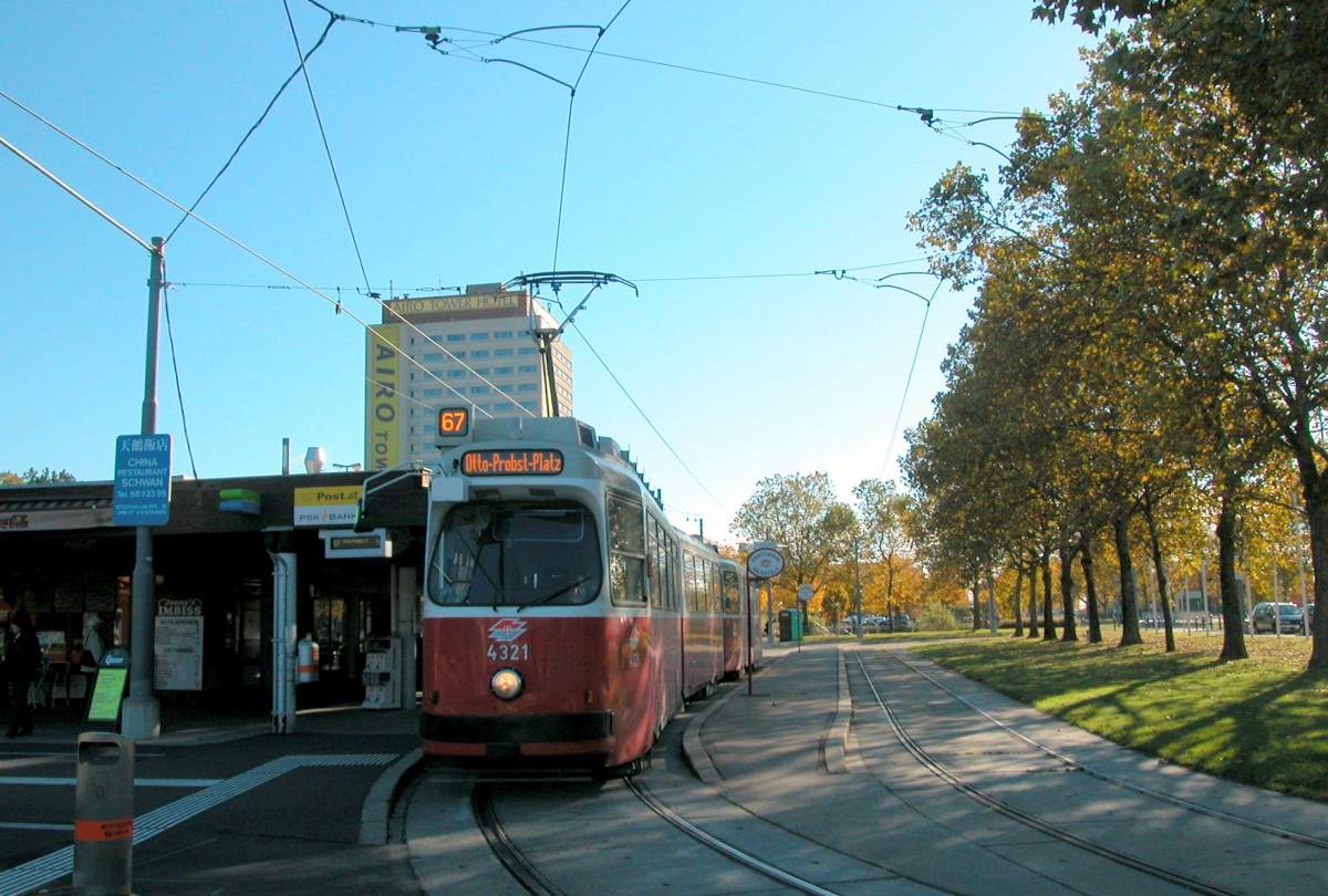 Wien Wiener Linien SL 67 (E2 4321) Kurzentrum Oberlaa am 21. Oktober 2010.
