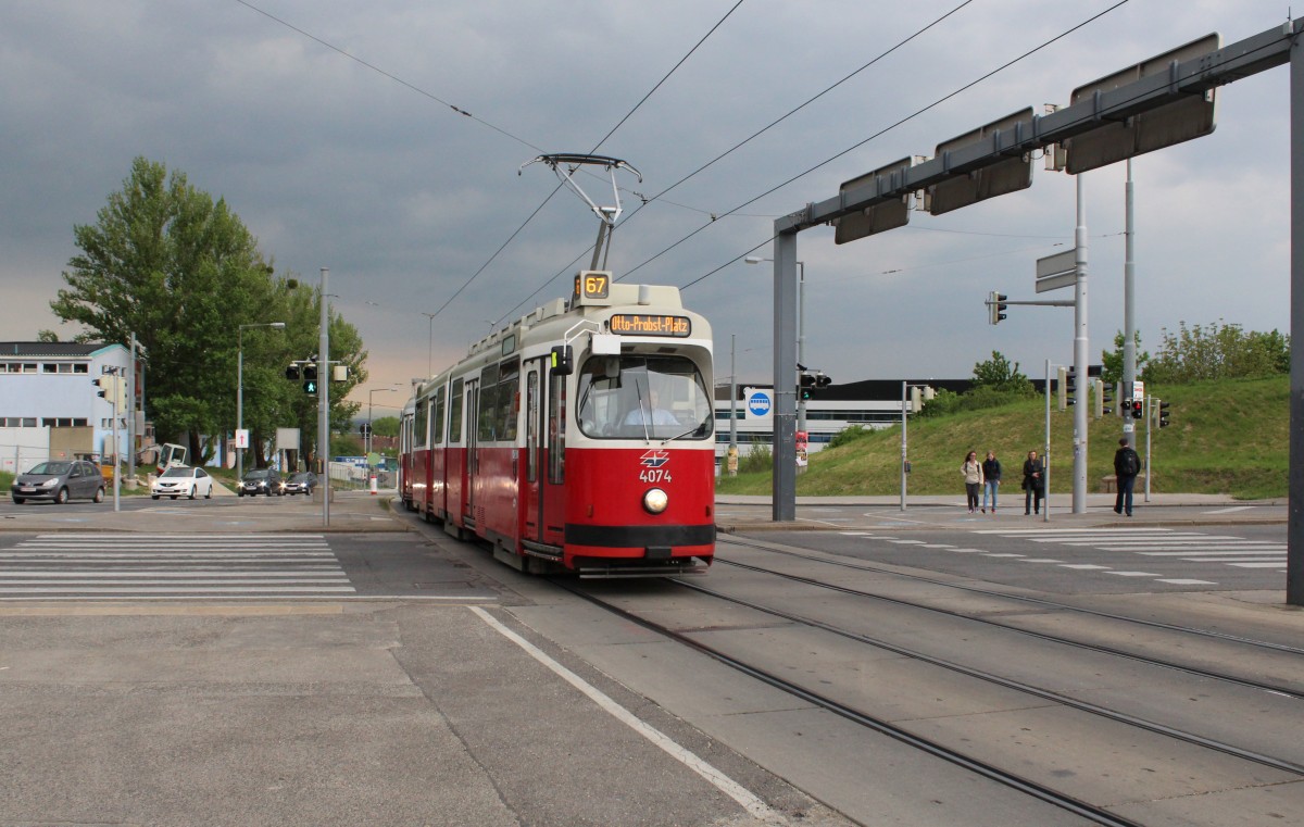 Wien Wiener Linien SL 67 (E2 4074) Altes Landgut am 30. April 2015.