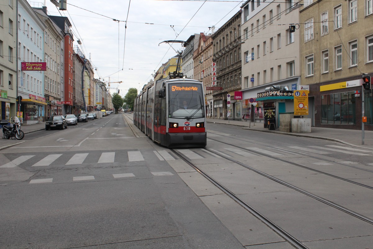 Wien Wiener Linien SL 67 (B 638) Favoritenstrasse / Reumannplatz am 1. Mai 2015.